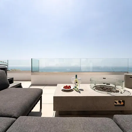 Luxury Penthouse With Rooftop Apartment *