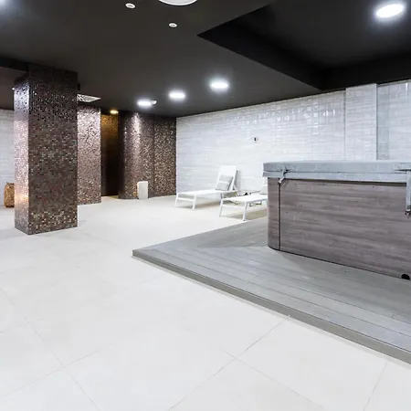 Luxury Penthouse With Rooftop Apartment *